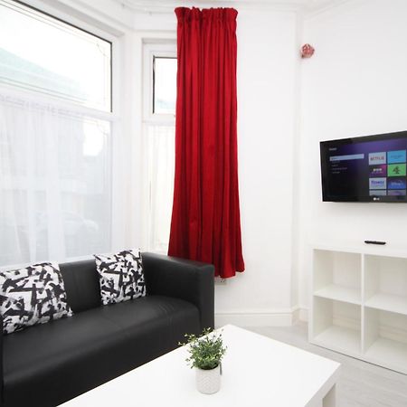Barton Beachside - Stylish Studio Apartment, Double & Single - Central Beach & Promenade Location - Over 21'S, Family Friendly Only, Id Required Blackpool Exterior foto